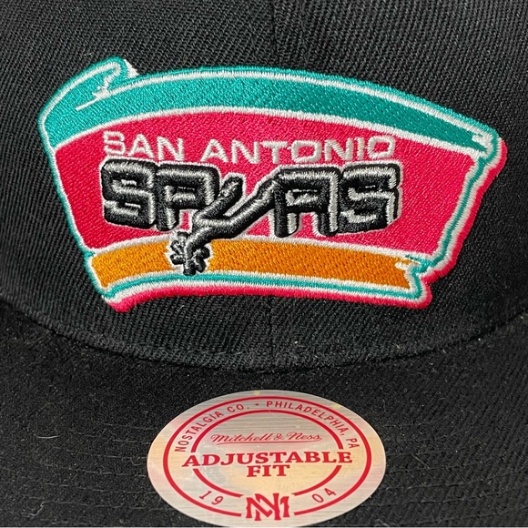 Mitchell & Ness NBA San Antonio Spurs HWC Core Basic Snapback Hat - Picture 2 of 11